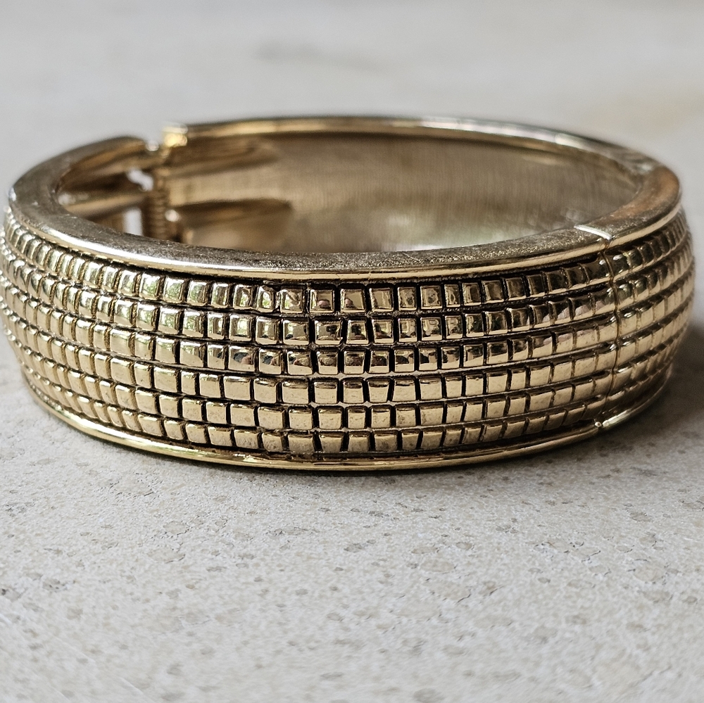Gold bangle hinged bracelet LOT565